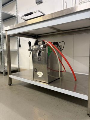 une machine qui se trouve sur une étagère dans une pièce