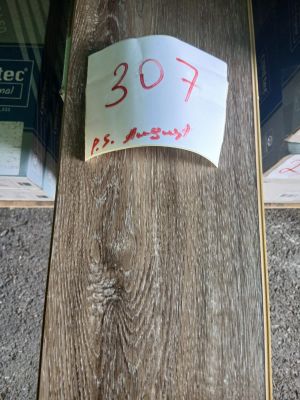 un morceau de bois sur lequel est accrochée une étiquette de prix
