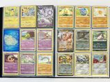 beaucoup de cartes Pokémon posées ensemble sur la table