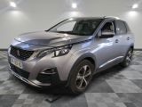 la voiture argentée est garée sur un sol en damier dans le garage