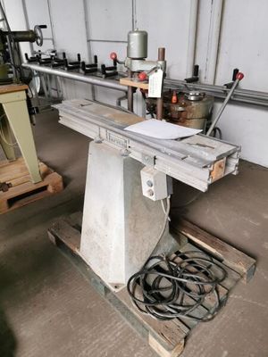 a machine that is sitting on a table in a room