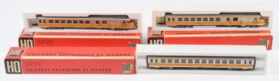 plusieurs types différents de petits trains empilés les uns sur les autres