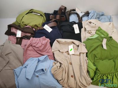 beaucoup de vêtements qui traînent par terre