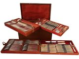 un coffret en bois contenant de l'argenterie, sur fond blanc