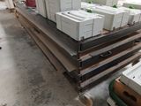 plusieurs boîtes blanches sur une palette dans un entrepôt