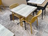 une table et des chaises qui se trouvent dehors, sur la terrasse