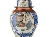 un vase avec un couvercle, posé sur un socle, sur fond blanc