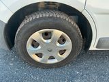 une voiture blanche avec un pneu crevé dans la rue