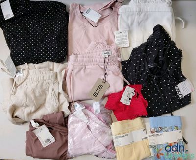 Plusieurs paires de sous-vêtements sont disposées sur une table blanche