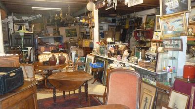 une pièce remplie de meubles anciens et d'objets d'antiquité