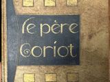 un vieux livre écrit posé sur une table