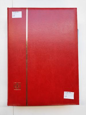 un classeur rouge orné d'une bande dorée