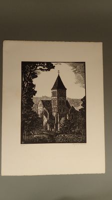 une photo d'une photo d'une église accrochée au mur