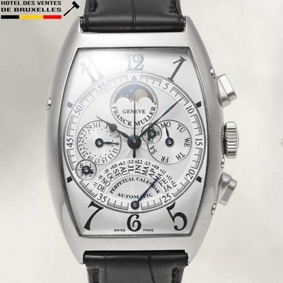 gros plan d'une montre-bracelet avec un bracelet en cuir noir