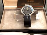 une montre dans une boîte, avec une étiquette de prix dessus
