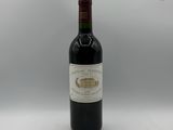 bouteille de vin rouge avec une étiquette blanche sur fond gris