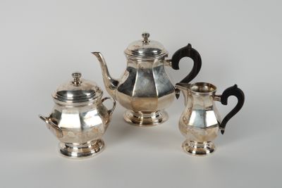 trois pièces de service à thé et à café en argent sur fond blanc