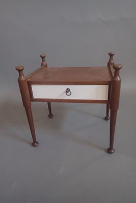 Maison GAUTIER. Chevet ouvrant en ceinture à un tiroir laqué…