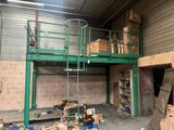 une pièce avec une échelle et quelques cartons par terre