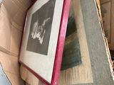 une boîte en carton contenant une image et une boîte à l'intérieur de laquelle se trouve une image
