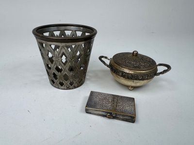 une image représentant un petit récipient métallique muni d'un couvercle, à côté d'un autre petit récipient métallique muni d'un couvercle