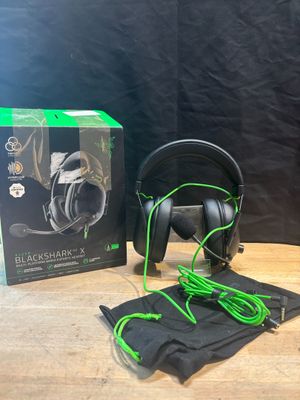 un gros plan sur un casque audio posé sur une table en bois