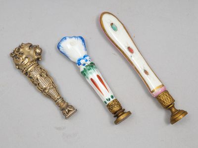 Trois types différents de brosses à dents sont posés sur une table