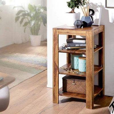 une petite table sur laquelle est posé un panier