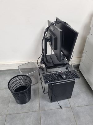 une photo d'un bureau d'ordinateur avec un écran et un clavier