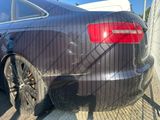 une photo d'une voiture peinte en noir