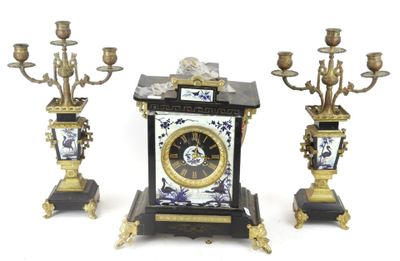 trois types d'horloges exposées sur la table