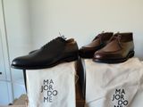 une paire de chaussures pour homme posée sur une boîte