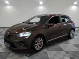 La voiture marron est garée sur un sol en carrelage à damier.