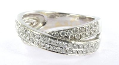 une image d'une bague en diamant sur fond blanc