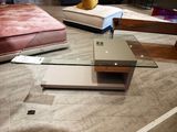 une table basse en verre posée à même le sol au milieu d'une pièce