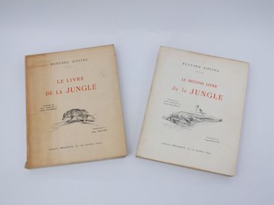 deux livres posés l'un à côté de l'autre sur une table blanche