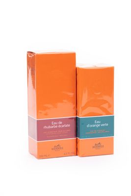 une paire de cases orange et bleues sur fond blanc