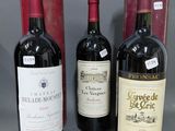 trois bouteilles de vin rouge sont alignées sur une table