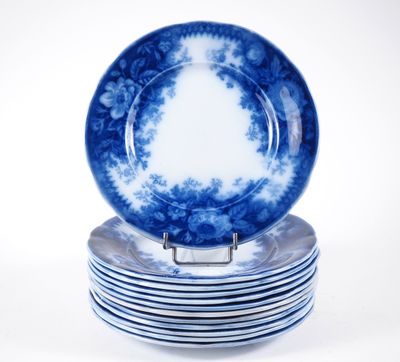 des assiettes bleues et blanches empilées les unes sur les autres sur une surface blanche