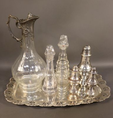 Lot comprenant : plateau en métal argenté à bord contourné e…