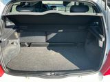 le coffre d'une voiture dont les sièges arrière sont rabattus