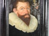 tableau représentant un homme barbu portant un col à volants, dans un cadre noir