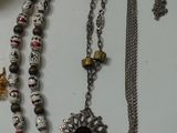 de nombreux colliers et bracelets de toutes sortes posés sur une table