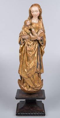 l'image d'une statue représentant une femme tenant un bébé dans ses bras