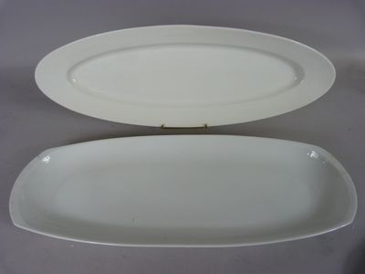 deux assiettes blanches posées l'une à côté de l'autre sur une table