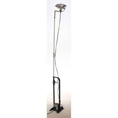 un lampadaire noir surmonté d'une lampe