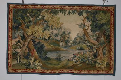 une tapisserie accrochée au mur, avec une rivière en arrière-plan
