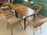 plusieurs chaises et une table dans une pièce aux murs verts