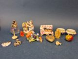 un grand nombre de figurines posées sur une table