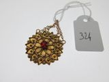 gros plan d'un collier portant une étiquette de prix